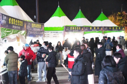 ‘호호’ 불어먹는 겨울 간식~함평빛축제, 추위 녹이는 ‘맛의 유혹’